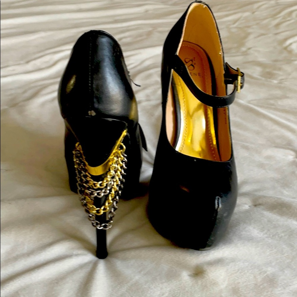 Chain detail Mary-Jane style pumps